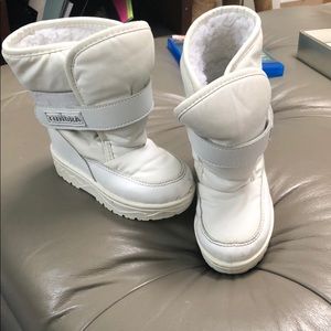 Tundra snow boots